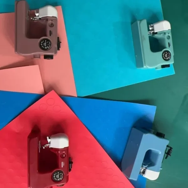 🧵✨ Máquina de Coser Portátil – Pequeña, Práctica y Funcional ✨🧵  ¿Necesitas hacer arreglos rápidos sin complicaciones? - Imagen 3